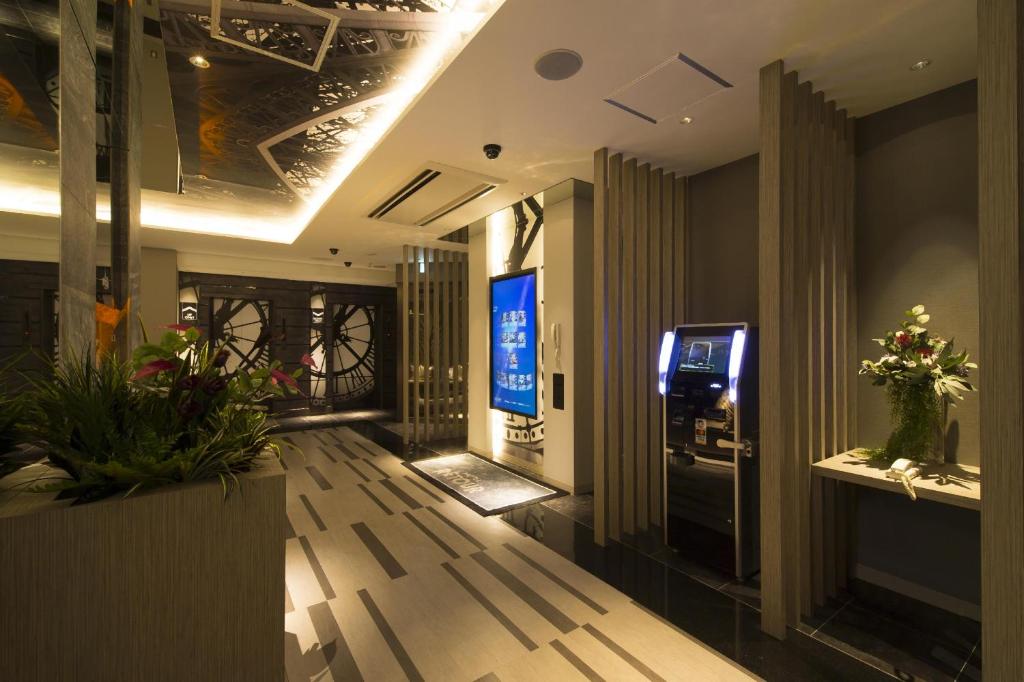 un hall d'entrée avec un distributeur automatique dans un bâtiment dans l'établissement ルトゥール難波 RetourNANBA 男塾ホテルグループ, à Osaka