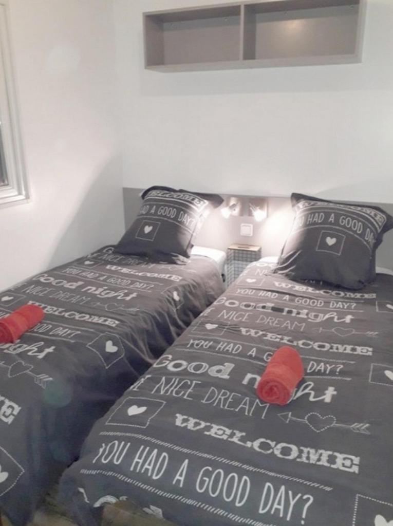 - 2 lits dans une chambre avec 2 lits dans l'établissement Mobile Home Service Hotelier, à Fréjus 37 autres photos