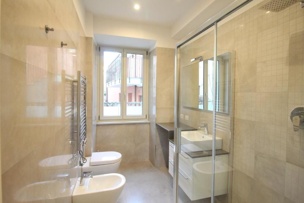 La salle de bains est pourvue de 2 lavabos, de toilettes et d'une douche. dans l'établissement Casa Vacanze Residence Ideale Suites and Apartments, à Alassio 23 autres photos