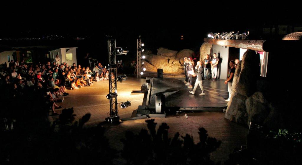 une foule de personnes regardant une mariée et un marié sur une scène dans l'établissement Club Esse Posada, à Palau