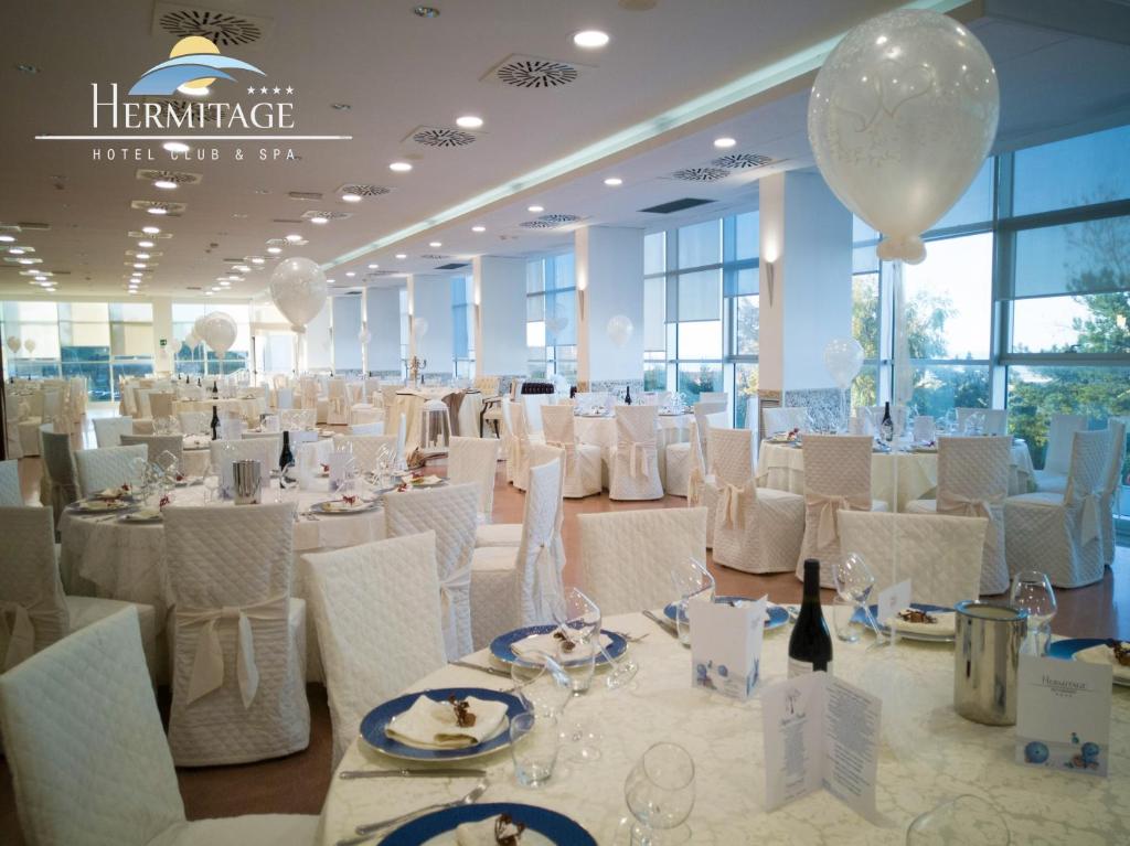 une salle de banquet avec des tables blanches, des chaises et des ballons dans l'établissement Hermitage Hotel, à Silvi Marina 131 autres photos
