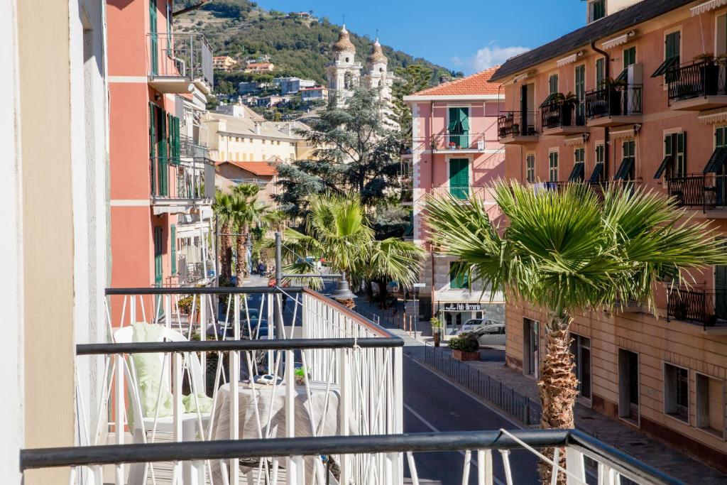 une vue d'une rue de la ville depuis un balcon dans l'établissement Hotel Gilda, à Laigueglia