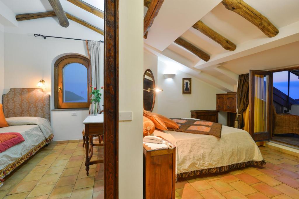 une chambre avec un lit et un bureau dans une pièce dans l'établissement San Francesco Resort, à Agropoli