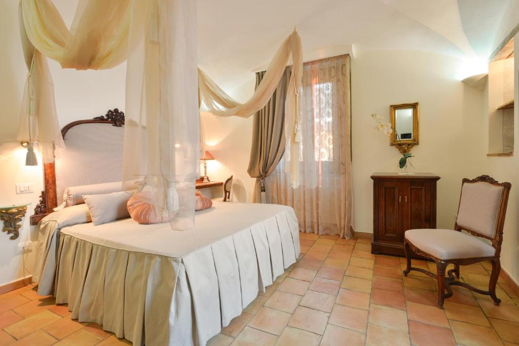 une chambre avec un lit et une chaise dans l'établissement San Francesco Resort, à Agropoli 87 autres photos