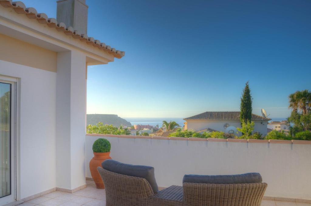 Villa Montanha, 4 Bedroom Villa, with swimming pool, loungers and alfresco dining, 10 min walk to the beautiful Praia da Luz Beach, Shops, Bars and Restaurants! 7
