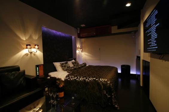 une chambre avec un lit et une télévision dans une pièce dans l'établissement ホテルパシオン, à Hamano