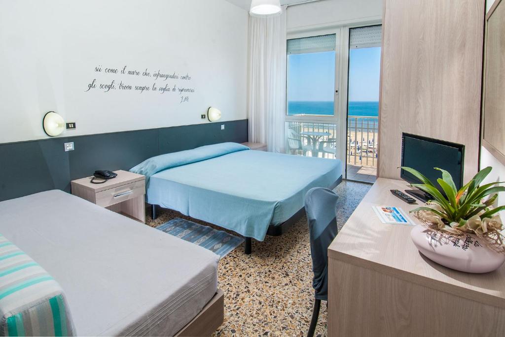 - une chambre à l'hôpital avec 2 lits et un balcon dans l'établissement Hotel Mareblu, à Senigallia 48 autres photos
