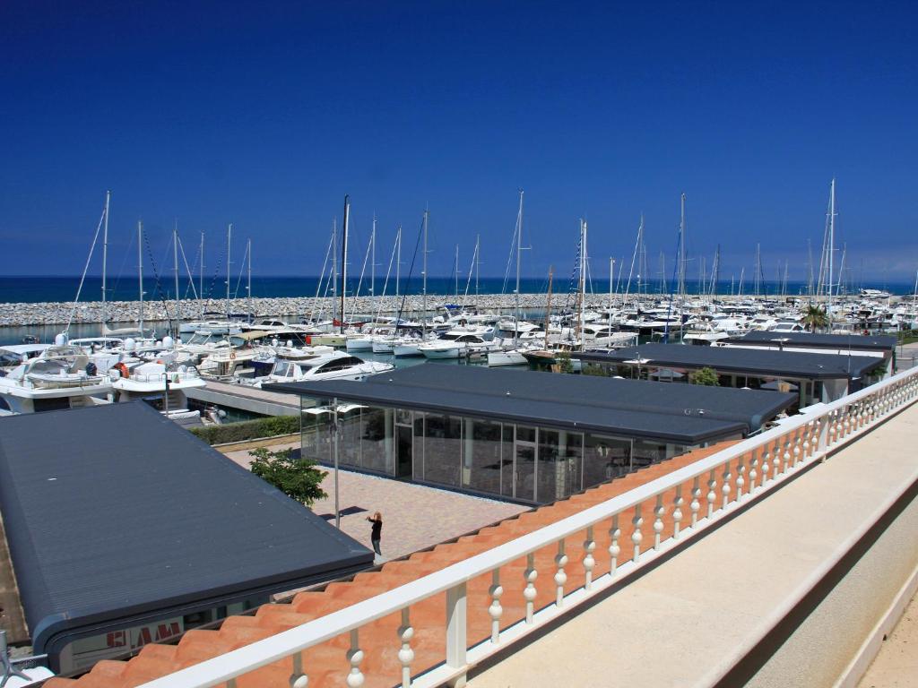un port de plaisance avec beaucoup de bateaux dans un port dans l'établissement Residence Villa Livia, à San Vincenzo