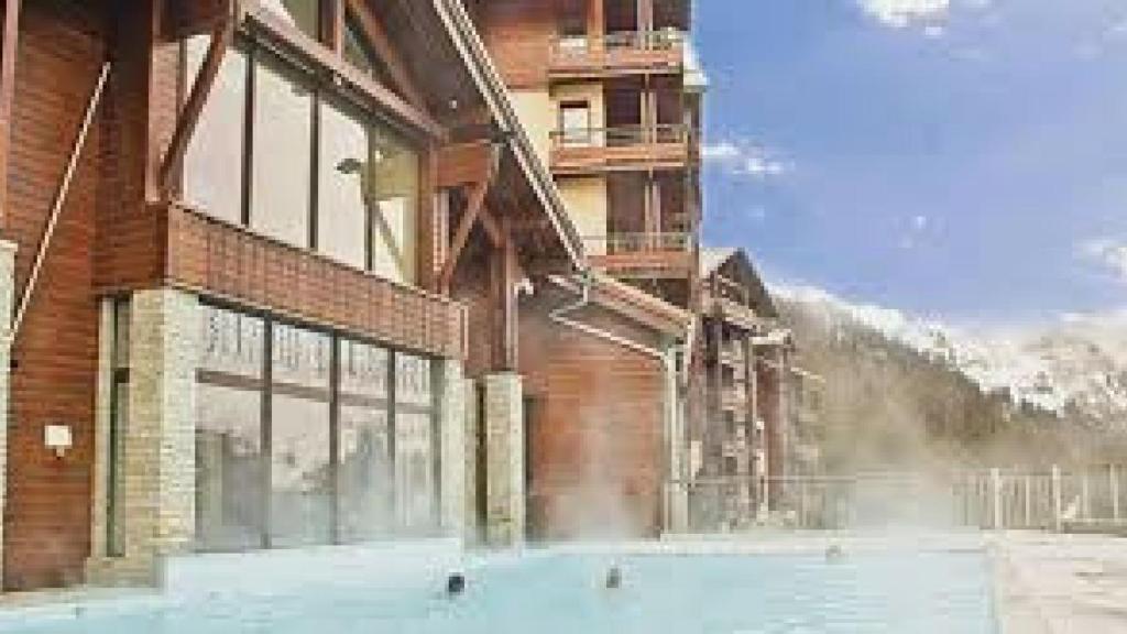 un grand bâtiment en briques avec un feu à l'intérieur dans l'établissement Flaine prime ski in, ski out Apartment, à Flaine 4 autres photos