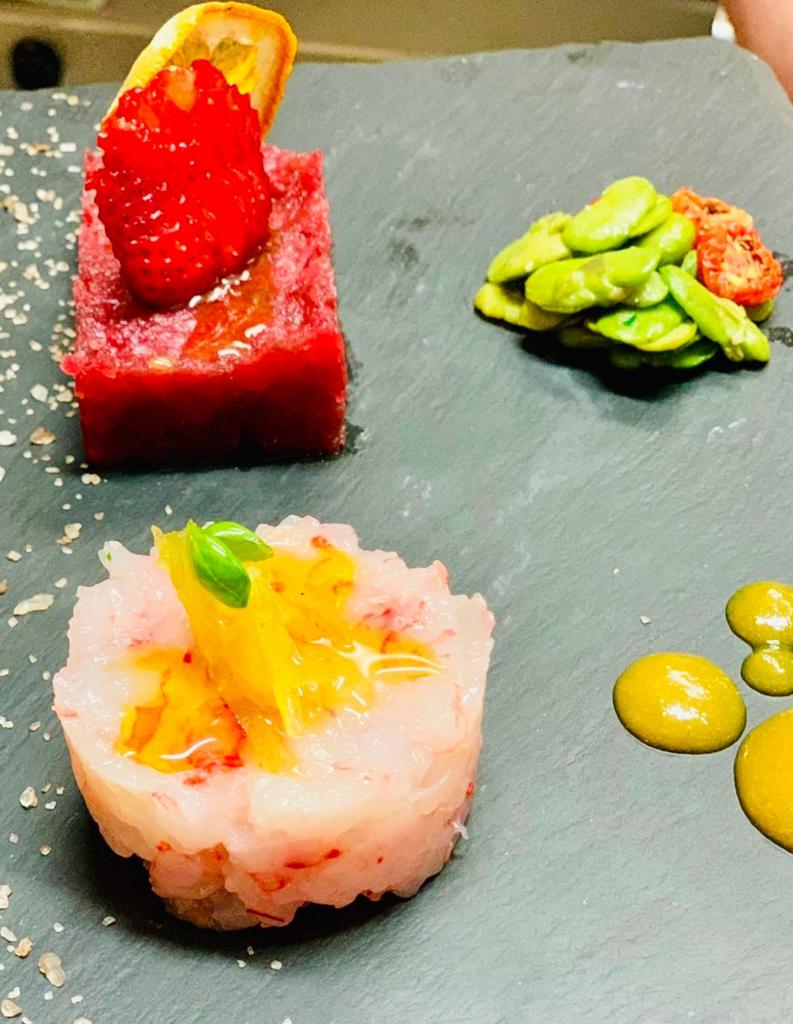 - une assiette de nourriture avec des sushis et des fruits dans l'établissement Hotel Oasi da Paolo, à Castelluzzo 47 autres photos