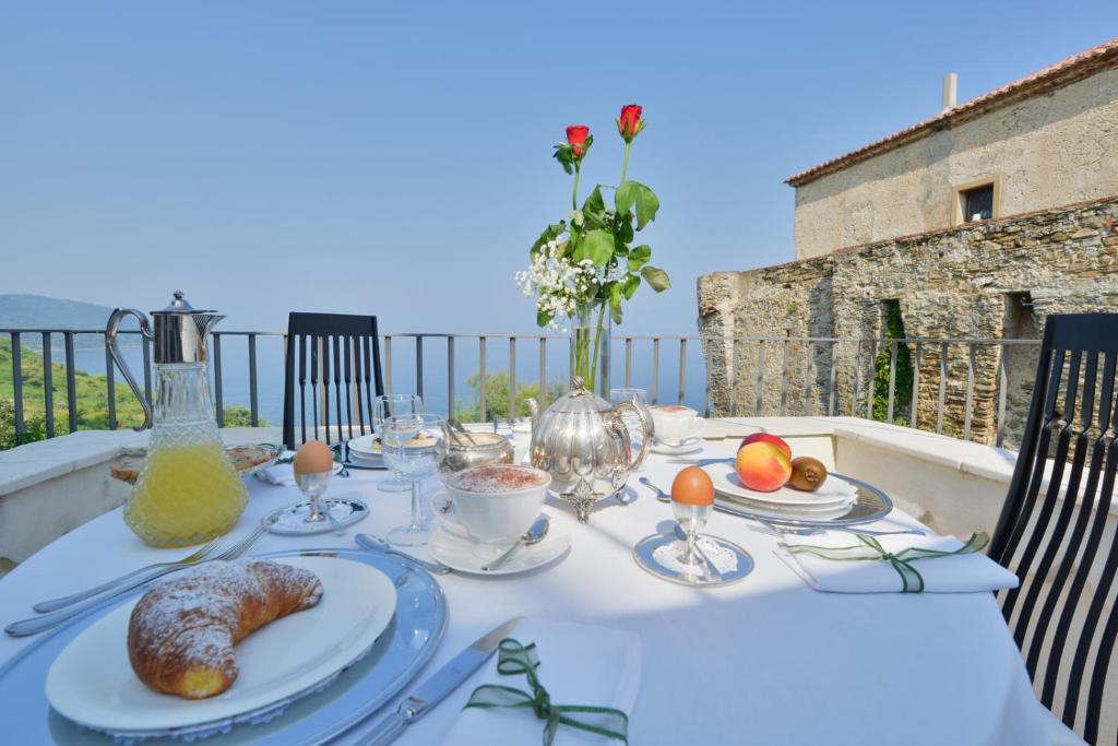 une table avec un tissu de table blanc et de la nourriture dans l'établissement San Francesco Resort, à Agropoli
