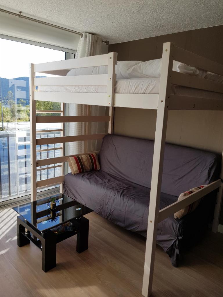 - une chambre avec 2 lits superposés et un balcon dans l'établissement Résidence Les Pélerins, aux Angles