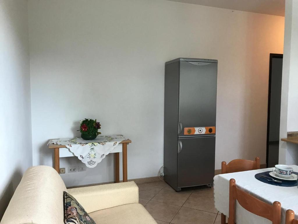 - un salon avec un réfrigérateur et une table dans l'établissement Residenza Arene, à Gallipoli