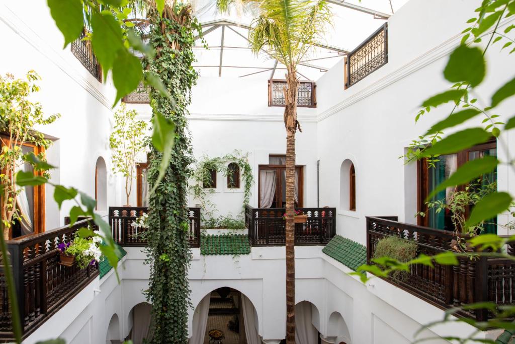 une cour dans un bâtiment orné de plantes dans l'établissement Riad Ayadina & SPA, à Marrakech