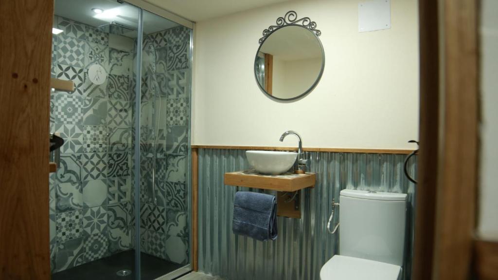 une salle de bain avec un lavabo et une douche dans l'établissement La Toile sous Les Étoiles, à Charron