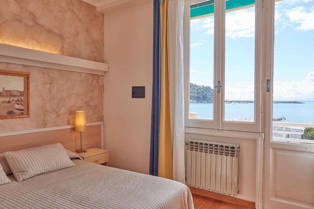 une chambre avec un lit et une vue sur l'océan dans l'établissement Albergo Celeste, à Sestri Levante