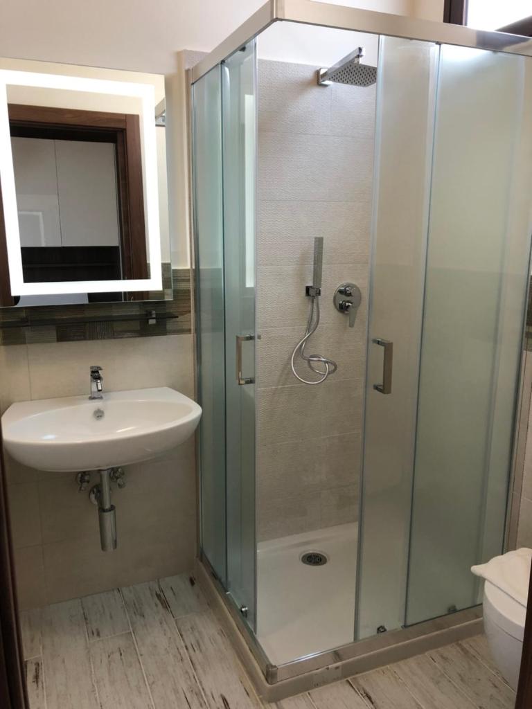 une salle de bain avec douche et lavabo dans l'établissement VILLA SICILIA, à Calatabiano 55 autres photos
