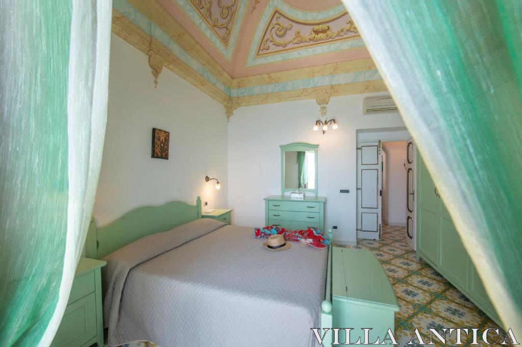 une chambre avec un lit et un plafond dans l'établissement Villa Antica, à Praiano 16 autres photos