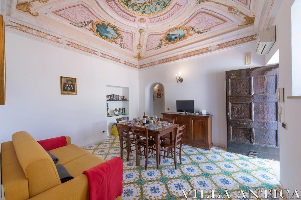 un salon avec un canapé et une table dans l'établissement Villa Antica, à Praiano