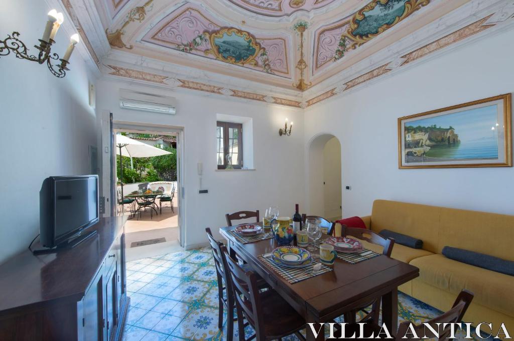 un salon avec une table et un canapé dans l'établissement Villa Antica, à Praiano