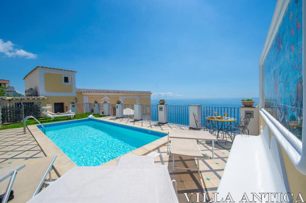 une piscine sur le balcon d'une maison dans l'établissement Villa Antica, à Praiano