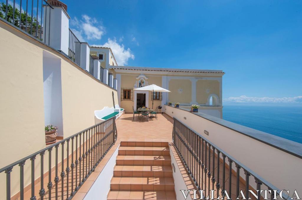 - un balcon offrant une vue sur l'océan dans l'établissement Villa Antica, à Praiano