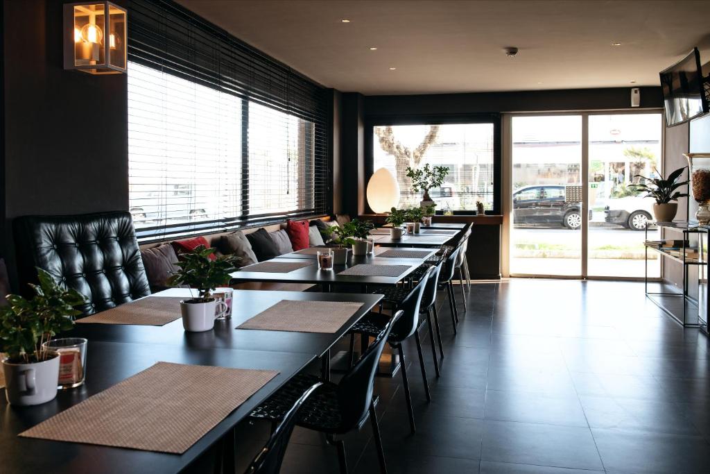 une rangée de tables et de chaises dans un restaurant dans l'établissement Hotel Salus, à Pescara