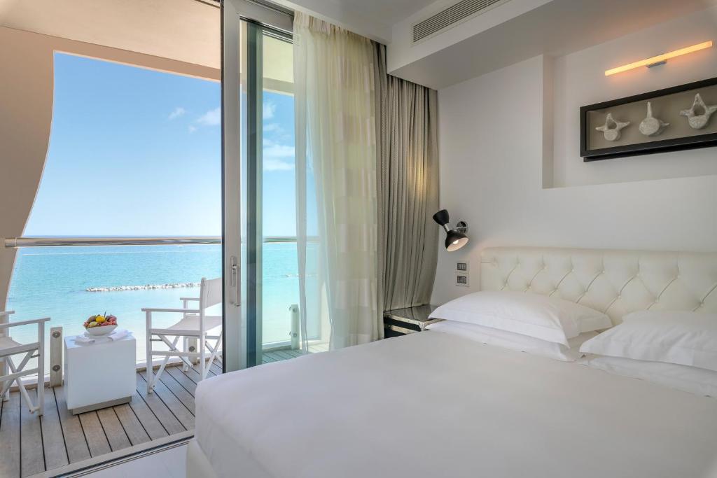 une chambre avec un lit et une vue sur l'océan dans l'établissement Excelsior Hotel, SPA & Lido - Preferred Hotels & Resorts, à Pesaro 79 autres photos