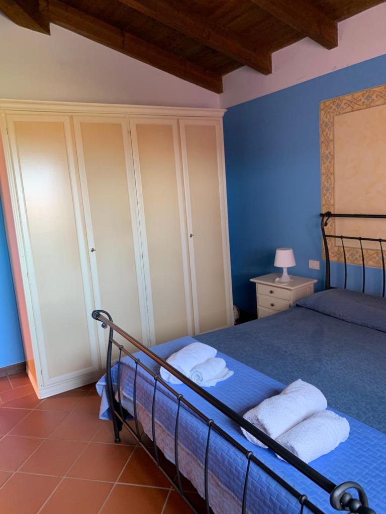 une chambre avec un lit aux murs bleus dans l'établissement Villa Angeli Luxury Piscina Esclusiva, à Stintino 24 autres photos