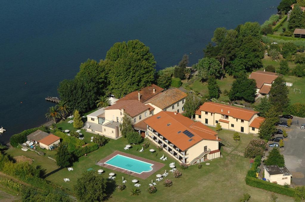 une vue aérienne d'une maison avec piscine dans l'établissement Hotel Eden Sul Lago, à Bolsena