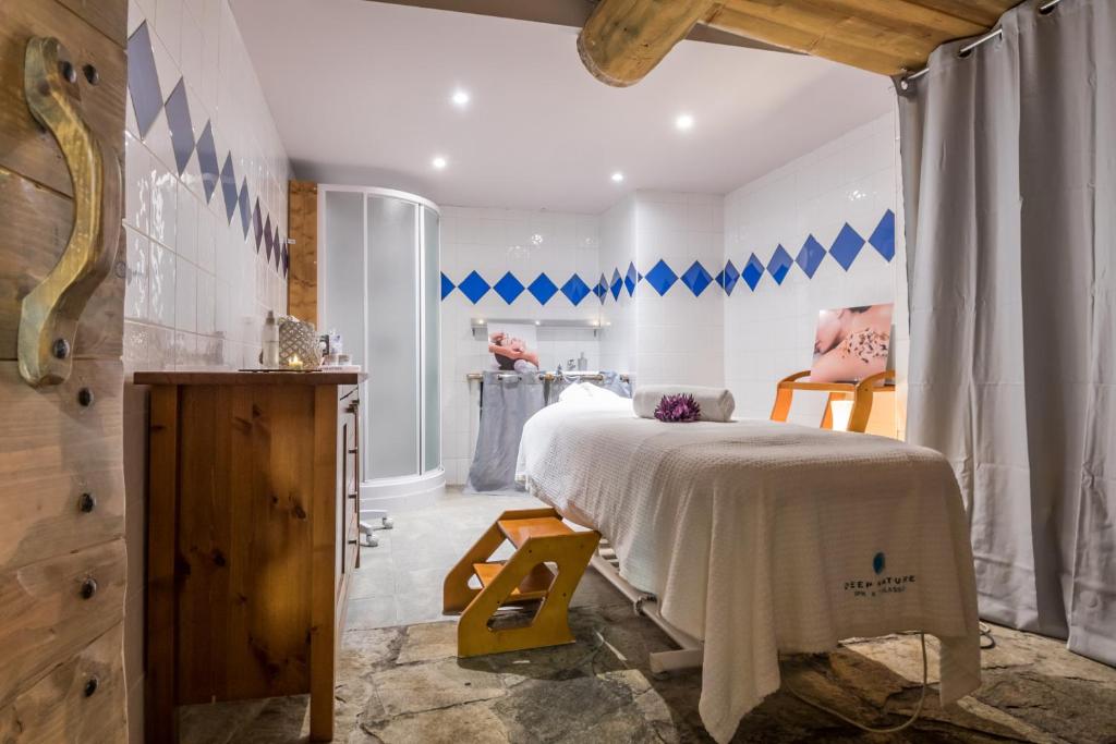- une chambre avec des murs bleus et blancs et un lit dans l'établissement Résidence Pierre & Vacances Premium Les Alpages de Chantel, à Arc 1800 37 autres photos