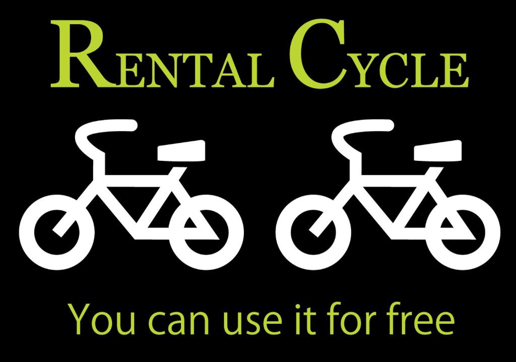 - deux vélos blancs avec le vélo de location que vous pouvez utiliser gratuitement dans l'établissement Hotel New York (Adult Only), à Tokyo