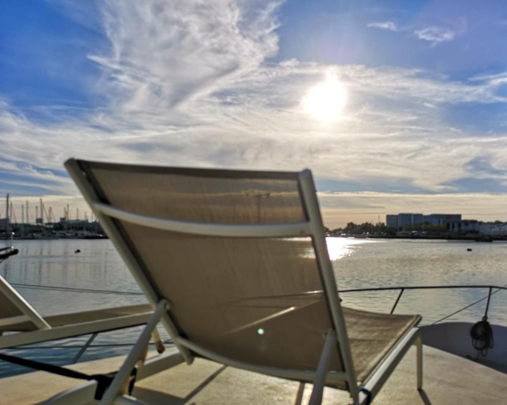 une chaise assise sur le pont d'un bateau dans l'établissement Le Bateau Ivre, à Bordeaux