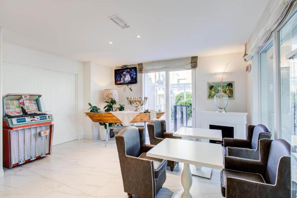 une salle à manger avec une table et des chaises dans l'établissement Rimini Suite Hotel, à Rimini