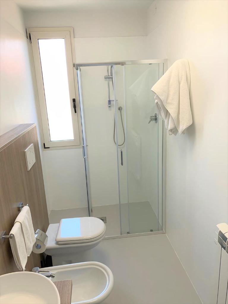une salle de bain avec une douche, des toilettes et un lavabo dans l'établissement Hotel & Residence Al Mare, à Lido di Jesolo 39 autres photos