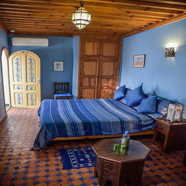 - une chambre avec un lit bleu et un plafond en bois dans l'établissement Riad Dar Zouhour, à Rabat 37 autres photos