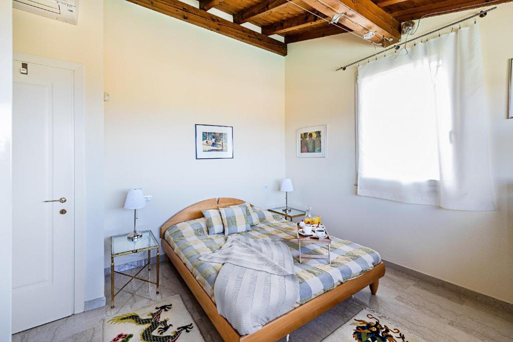 une chambre avec un lit et une fenêtre dans l'établissement Villa Perla con piscina by Wonderful Italy, à Barcuzzi 44 autres photos