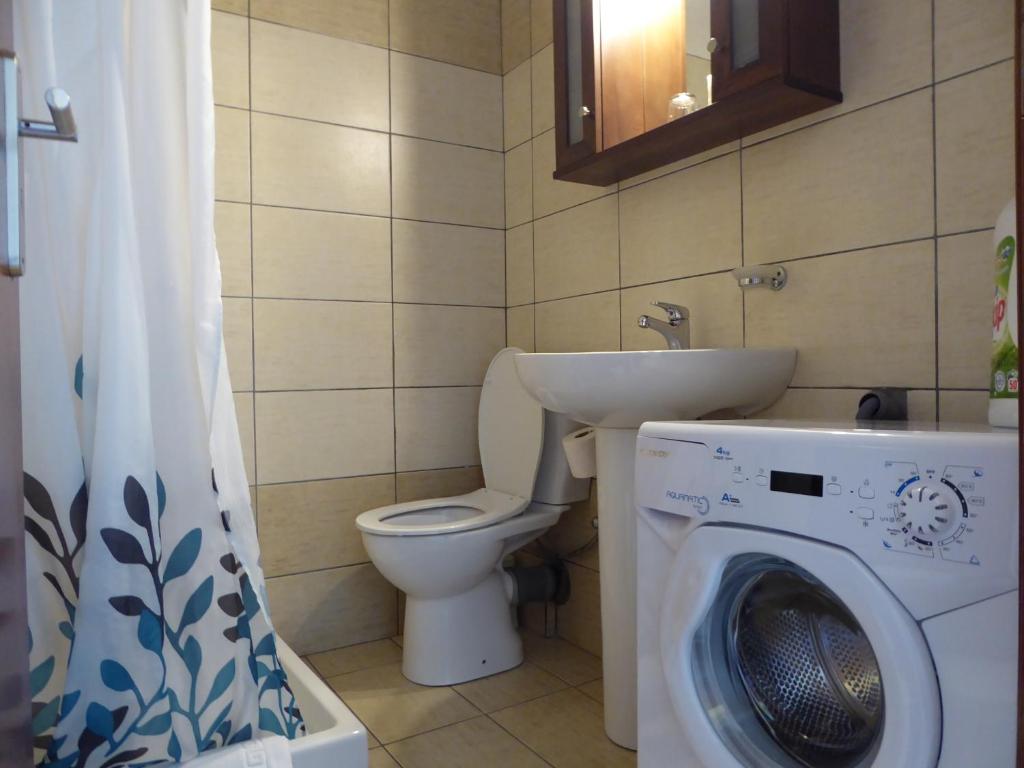 The Sea View Apartments 8