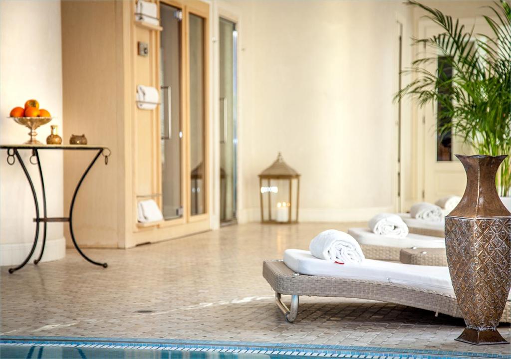 - un hall avec une rangée de serviettes et une table dans l'établissement Residenza Parco Fellini, à Rimini