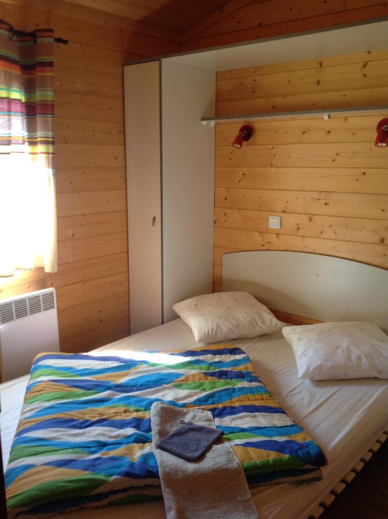 - un lit avec couverture dans une chambre dans l'établissement Camping Le Pont d'Allagnon, à Lempdes-sur-Allagnon 27 autres photos