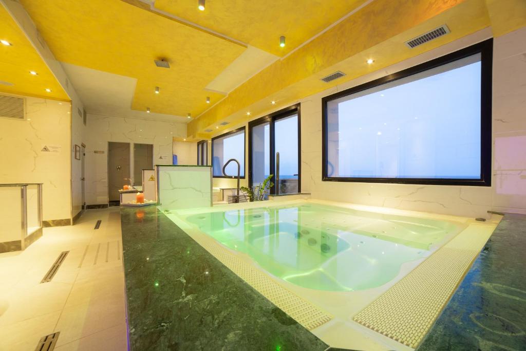 une grande piscine avec une grande fenêtre dans l'établissement Hotel Diplomat Palace, à Rimini