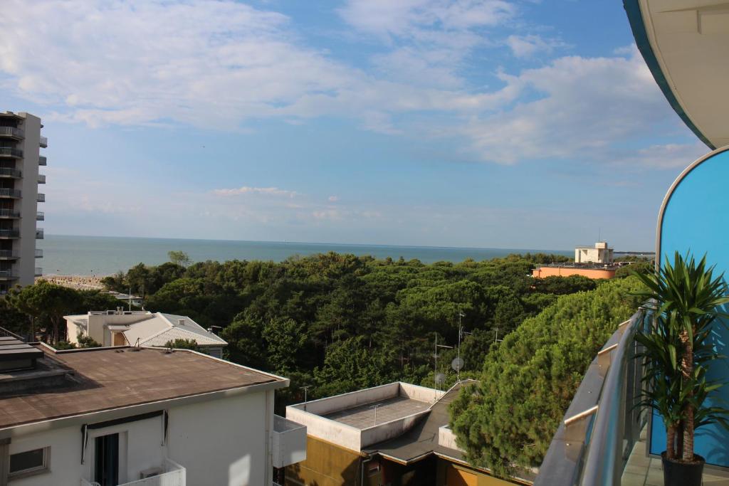 une vue sur l'océan depuis le balcon d'un immeuble dans l'établissement Hotel Cristallo, à Lignano Sabbiadoro 45 autres photos