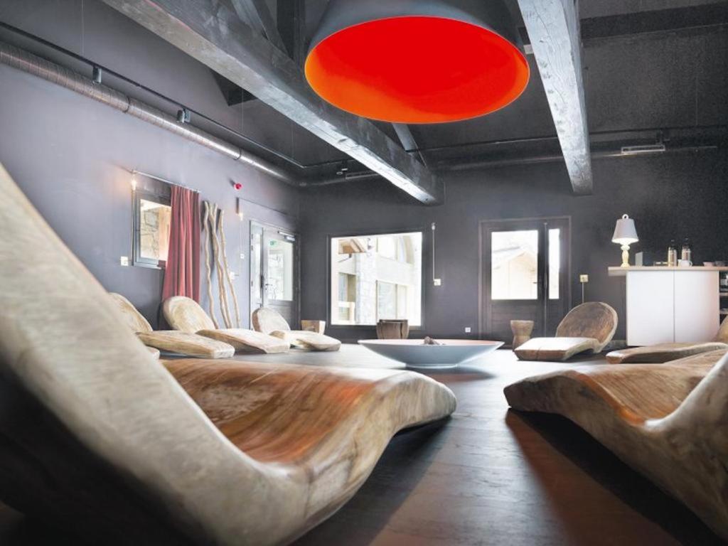 - une chambre avec un grand lit et une lumière rouge dans l'établissement Arc 1950 Chalet des lys, à Arc 1950 20 autres photos