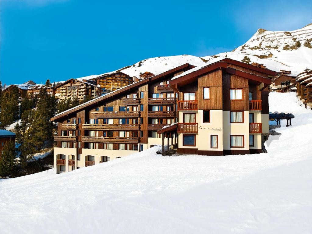 un bâtiment au sommet d'une montagne enneigée dans l'établissement Résidence Pierre & Vacances Le Quartz, à Belle Plagne