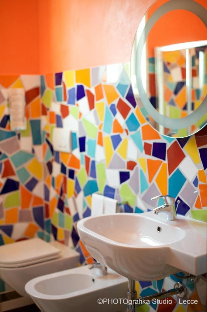 une salle de bain avec un lavabo et un miroir et des toilettes dans l'établissement Hotel Intervallo, à Torre Lapillo