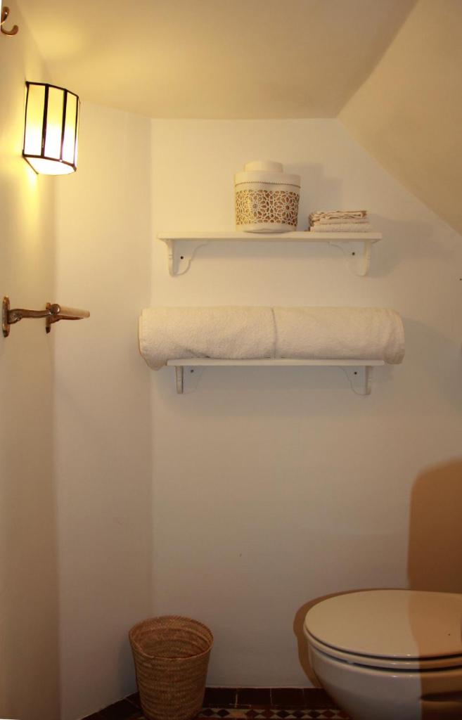 La salle de bains est pourvue d'un porte-serviettes et de toilettes. dans l'établissement Riad Villa Harmonie, à Marrakech