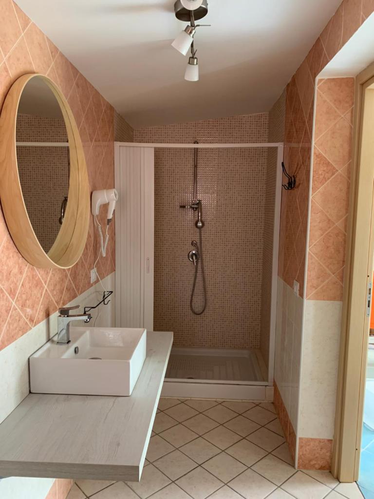une salle de bain avec un lavabo et une douche dans l'établissement Residence Serrone, à Santa Maria di Castellabate