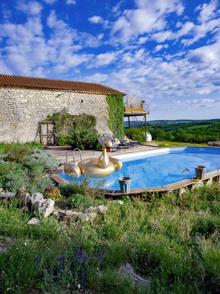 une piscine dans une cour avec une maison dans l'établissement noct enbulle, à Cabrerets