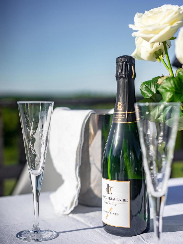 une bouteille de vin et un verre sur une table dans l'établissement noct enbulle, à Cabrerets
