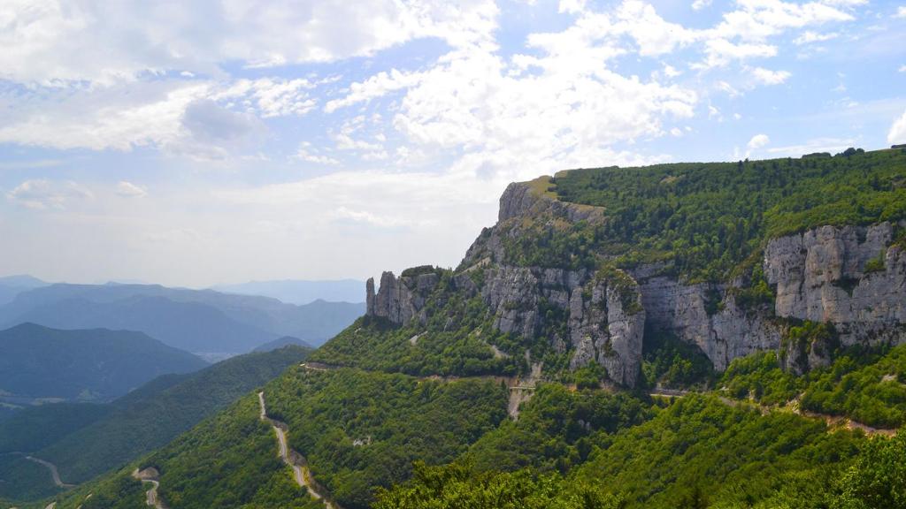 - une vue sur la montagne et une route dans l'établissement Glamping Villatent at Le Lac Bleu, à Châtillon-en-Diois